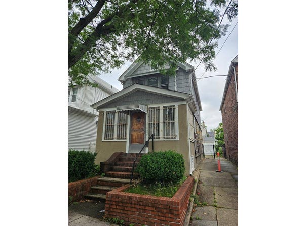 8931 184th St, Hollis, NY 11423