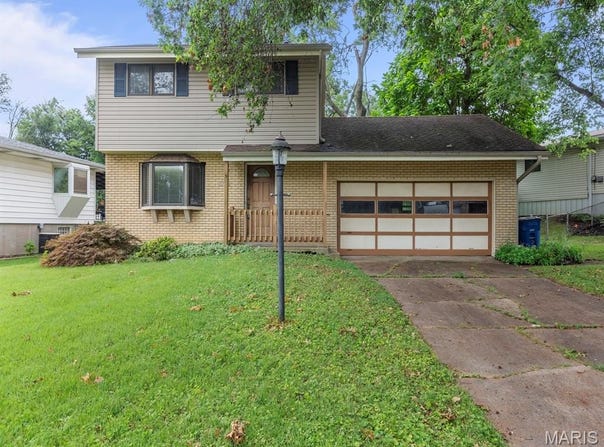 2216 Apple Bud Lane, St Louis, MO 63125