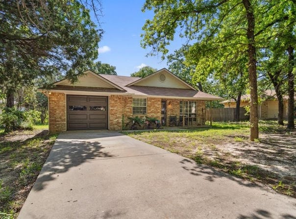 816 Red Oak Court, Azle, TX 76020