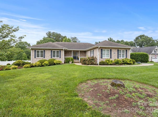 390 Classic Oaks Circle, Hendersonville, NC 28792