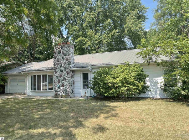 425 Orchard Avenue, Clare, MI 48617
