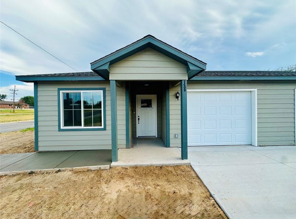 1409 B E Cedar Street, Dodge City, KS 67801