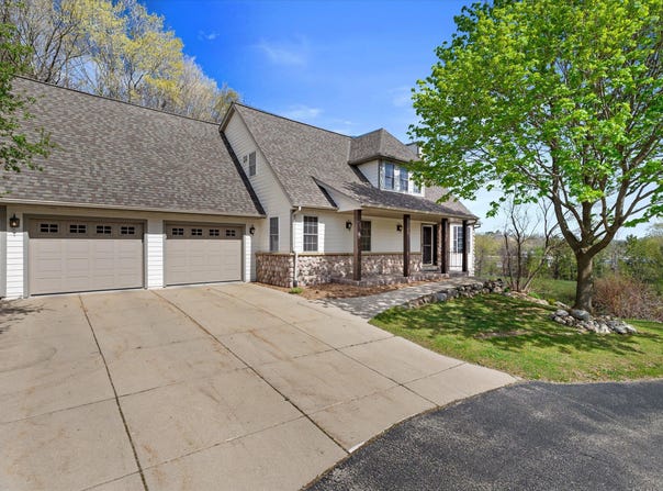 501 Drumlin Cv, Slinger, WI 53086
