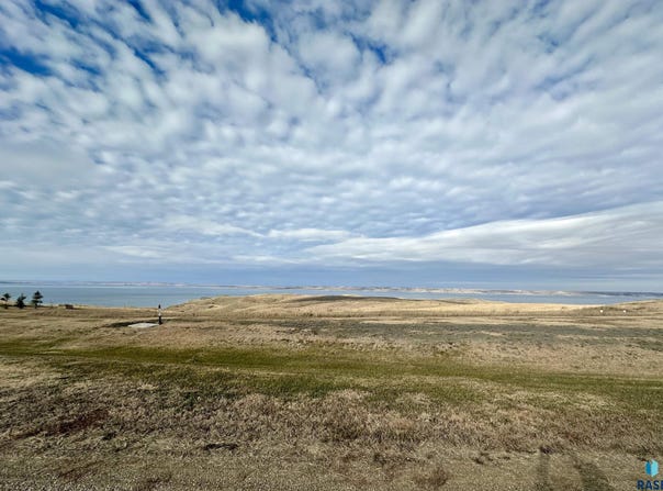 28057 Cactus Flat Dr, Fort Pierre, SD 57532