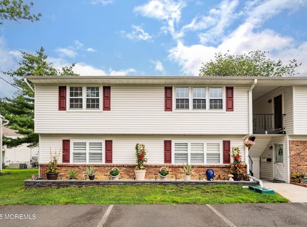 5 Pennsylvania Drive, Matawan, NJ 07747