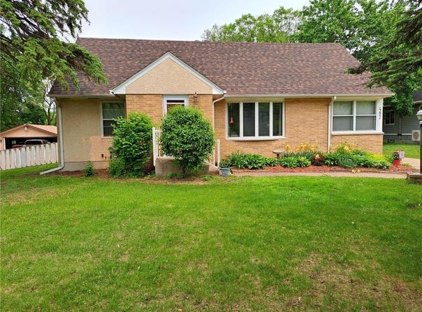 487 Roselawn Avenue E, Maplewood, MN 55117