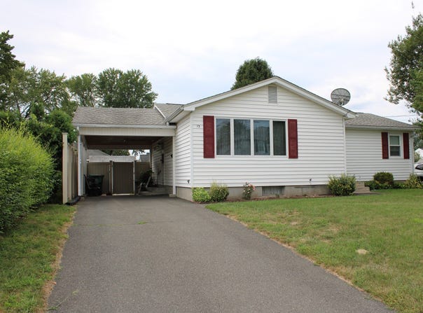 13 Narragansett Blvd, Chicopee, MA 01013