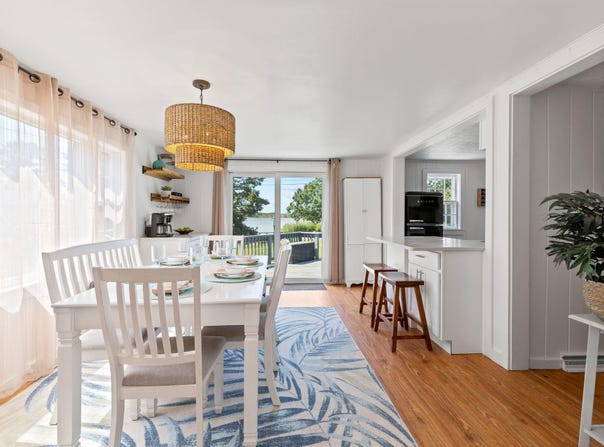 20 ROBIN Road, West Yarmouth, MA 02673