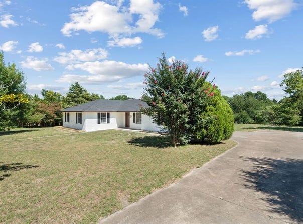 102 Lakecrest Place, Waxahachie, TX 75165