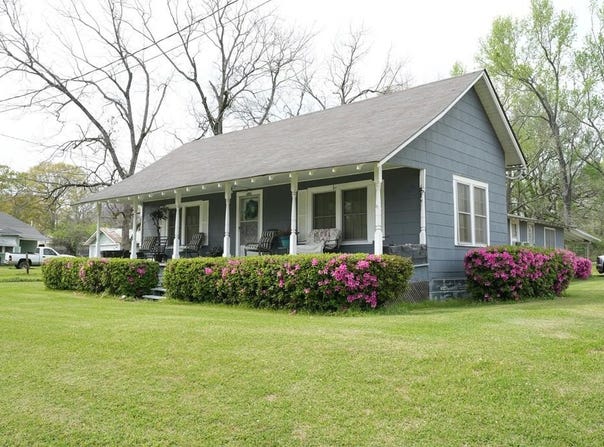 1031 Pearl River Ave, McComb, MS 39666