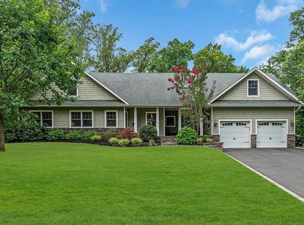 10 Greenwood Place, Middletown, NJ 07748
