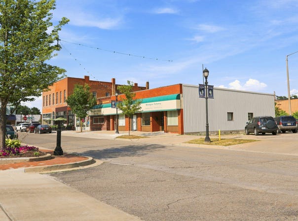 111 Days Avenue, Buchanan, MI 49107