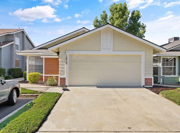 1429 E Sunnyview Avenue, Visalia, CA 93292