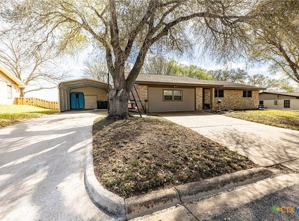 911 S Peck Street, Shiner, TX 77984