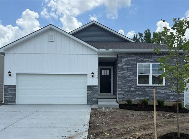 11015 East Ridge Court, Peculiar, MO 64078