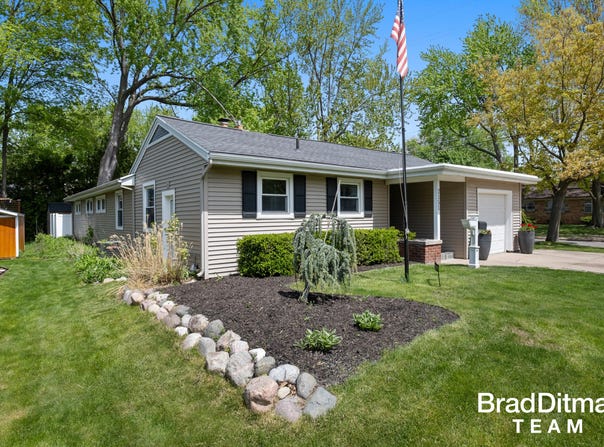 2151 Anderson Drive SE, Grand Rapids, MI 49506