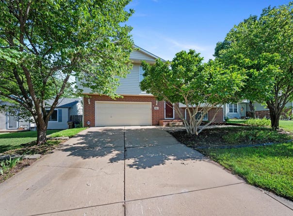 254 W Rosewood Ln, Derby, KS 67037