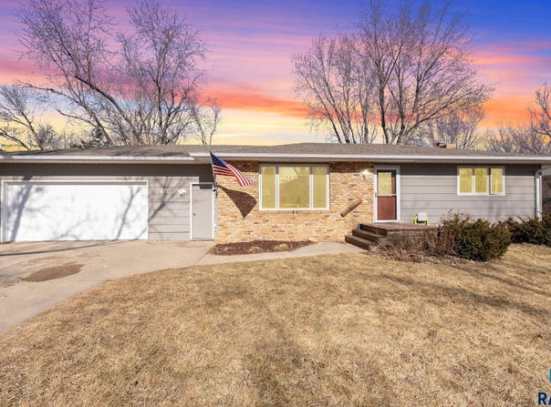 5620 W Pebble Creek Rd, Sioux Falls, SD 57106-2024