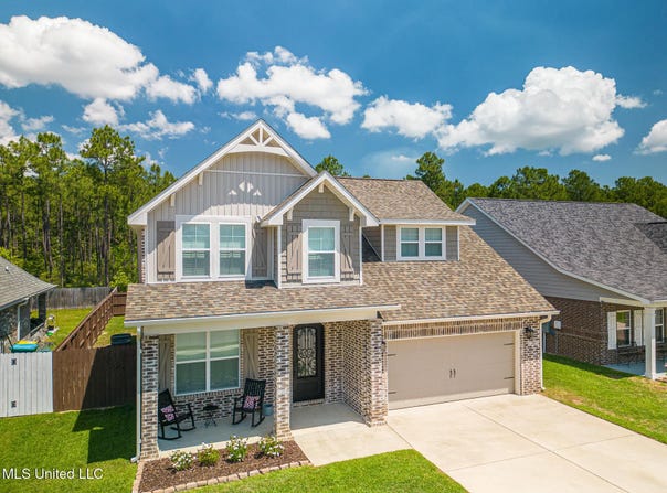 205 Madison Place Drive, Ocean Springs, MS 39564
