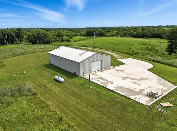 5361 NE JC Penney Drive, Hamilton, MO 64644