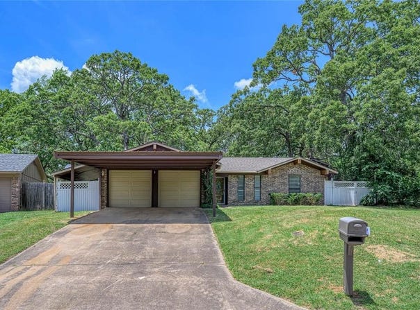2911 W Day Street, Denison, TX 75020