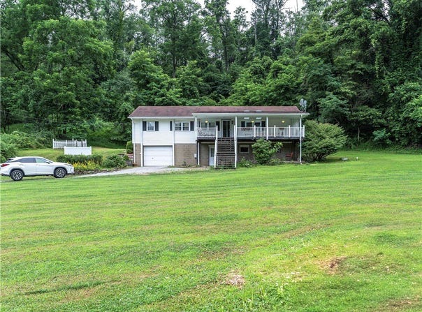 528 Upper Drennen Rd, Upper Burrell, PA 15068
