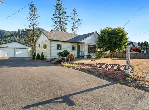 47578 SCHOOL ST, Oakridge, OR 97463