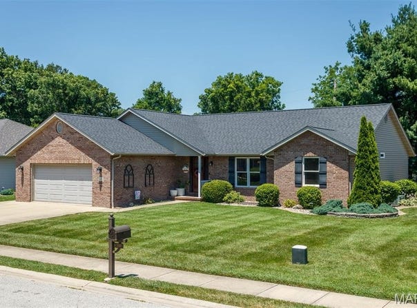 105 N Porte Drive, Highland, IL 62249