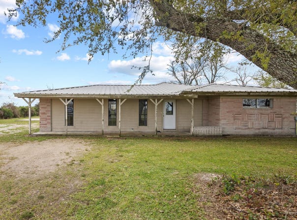 19961 Englin Rd., Winnie, TX 77665
