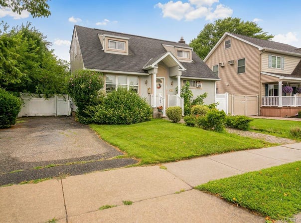 68 Cliff Drive, Hicksville, NY 11801