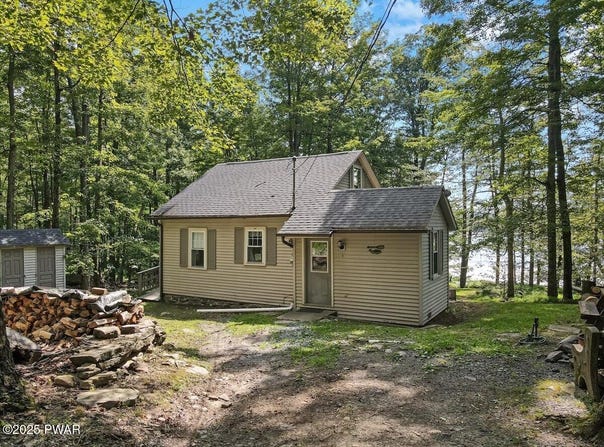 130 Ridgefield Point Road, Greentown, PA 18426
