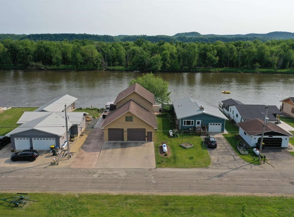 1300 Jack Oak Rd, Cassville, WI 53806