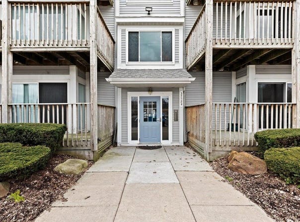 37524 Jefferson Avenue, Harrison Township, MI 48045
