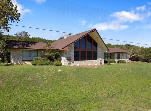 2044 MEDINA HWY, Kerrville, TX 78028