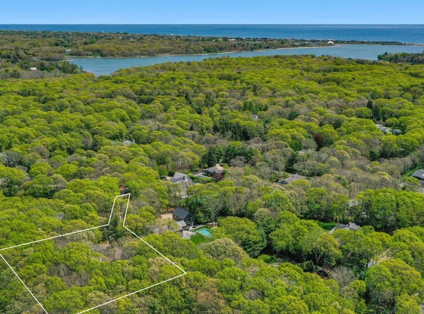 11 Oakwood Court, Wainscott, NY 11975