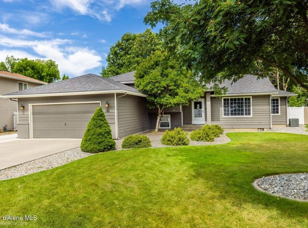 870 E CLOVERLEAF DR, Hayden, ID 83835