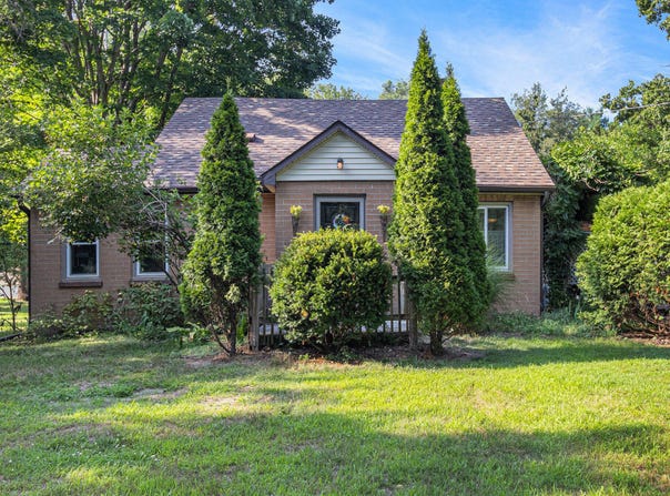 1085 2nd Division Street, Plainwell, MI 49080