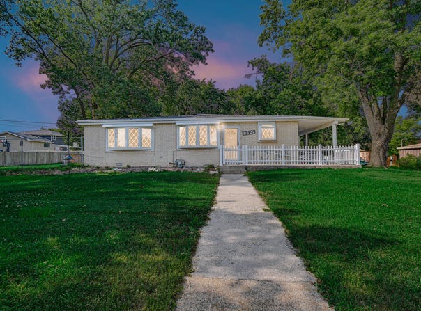 8622 W 90th Place, Hickory Hills, IL 60457