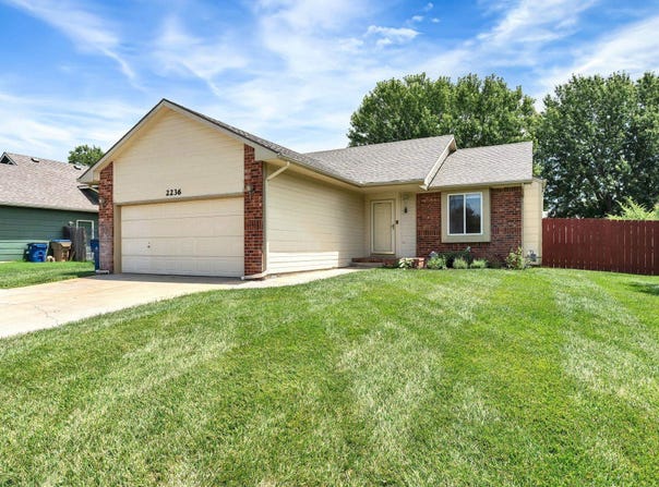 2236 N Duckcreek Ln, Derby, KS 67037