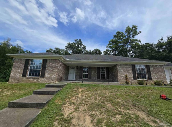 130 Hixon Ct, Cantonment, FL 32533