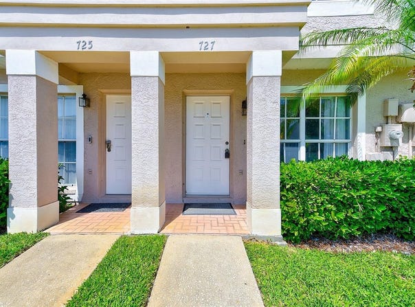 727 KENSINGTON LAKE CIRCLE, BRANDON, FL 33511
