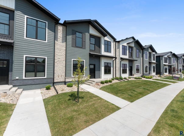 8621 W Shoreline Pl, Sioux Falls, SD 57107