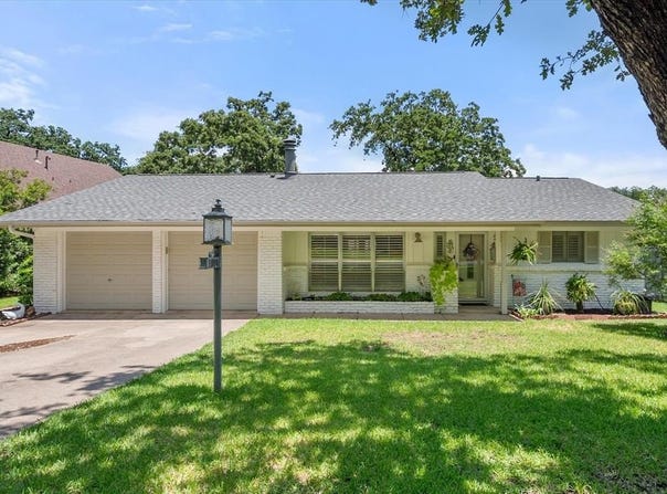 1004 Trailwood Drive, Hurst, TX 76053