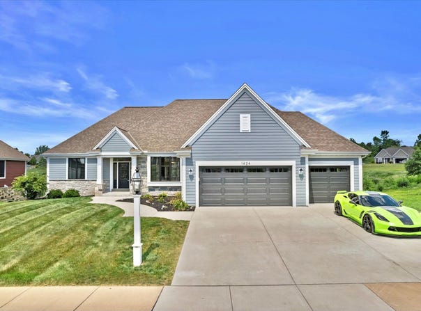 1424 White Deer Trl, Waukesha, WI 53189