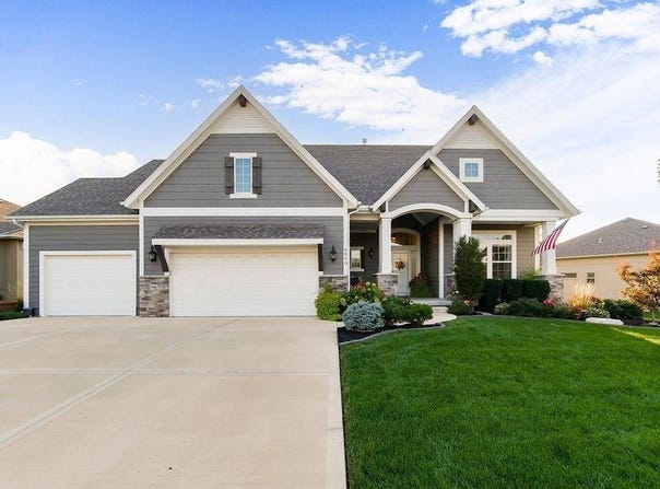6840 BELMONT Drive, Shawnee, KS 66226
