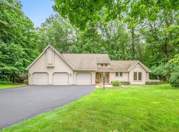 3081 BIG TIMBER Circle, SUAMICO, WI 54313