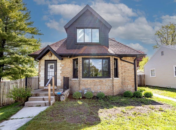 4892 N Mohawk Ave, Glendale, WI 53217