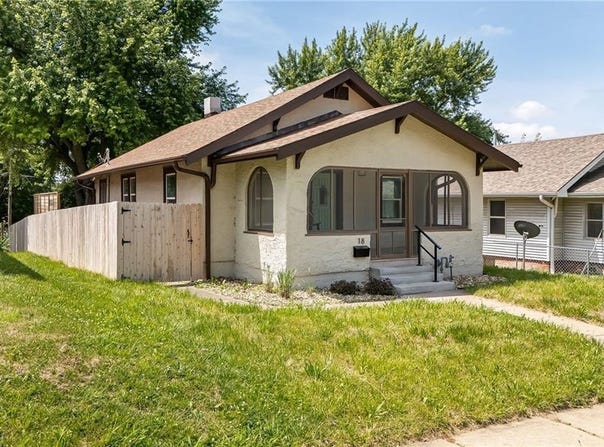 18 E Hyde Park Avenue, St Joseph, MO 64504
