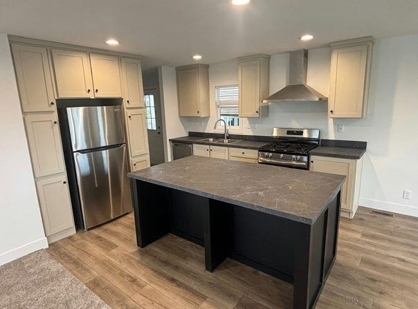 725 W Thornton Avenue, Hemet, CA 92543