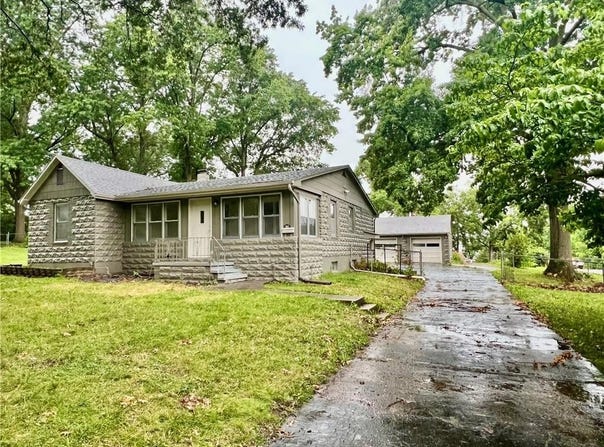 900 S Trail Ridge Drive, Independence, MO 64050